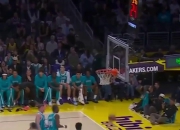 问鼎-东契奇回归赛场，大胜首场状态亮眼，拜仁观众沸腾！的简单介绍